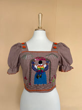 Cargar imagen en el visor de la galería, Crop top MUJERCITA PURÉPECHA
