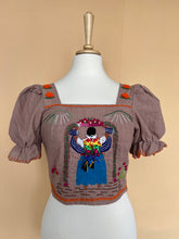 Cargar imagen en el visor de la galería, Crop top MUJERCITA PURÉPECHA
