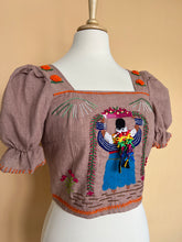 Cargar imagen en el visor de la galería, Crop top MUJERCITA PURÉPECHA
